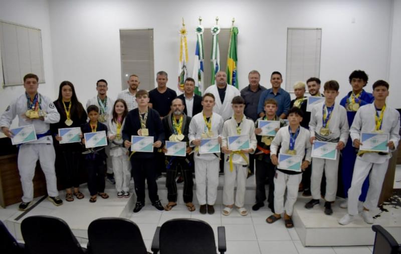 ATLETAS DE JIU-JITSU SÃO HOMENAGEADOS EM SESSÃO ESPECIAL DA CÂMARA MUNICIPAL